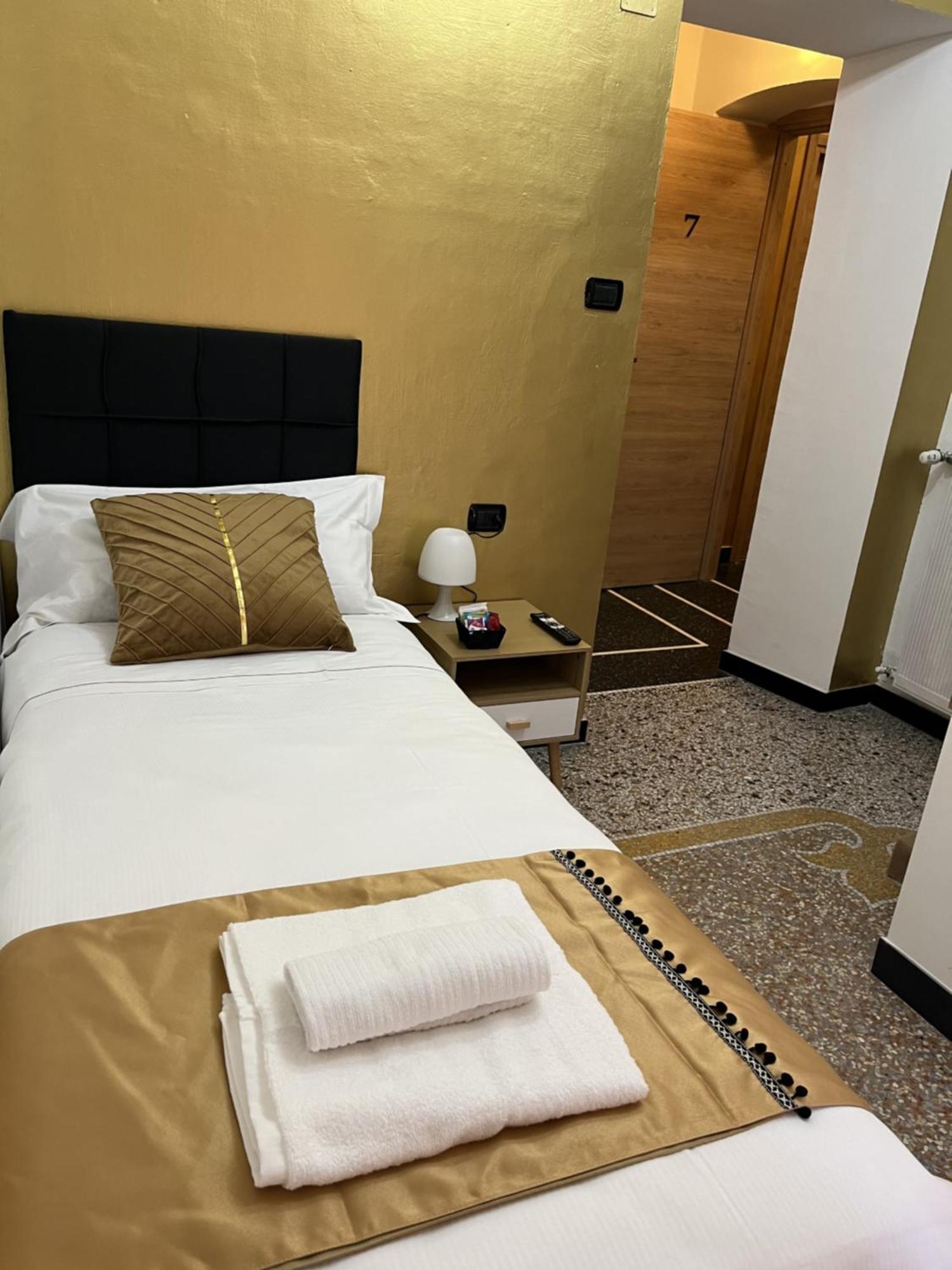 Genova Gold Rooms Zimmer foto